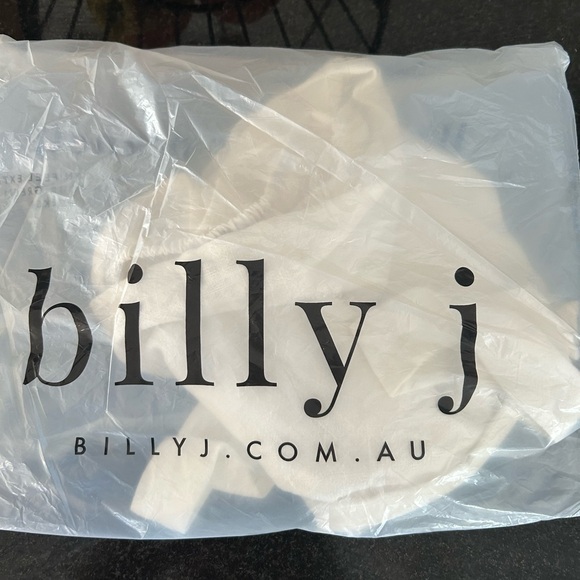 Billy J Australia - white linen top - Picture 2 of 3